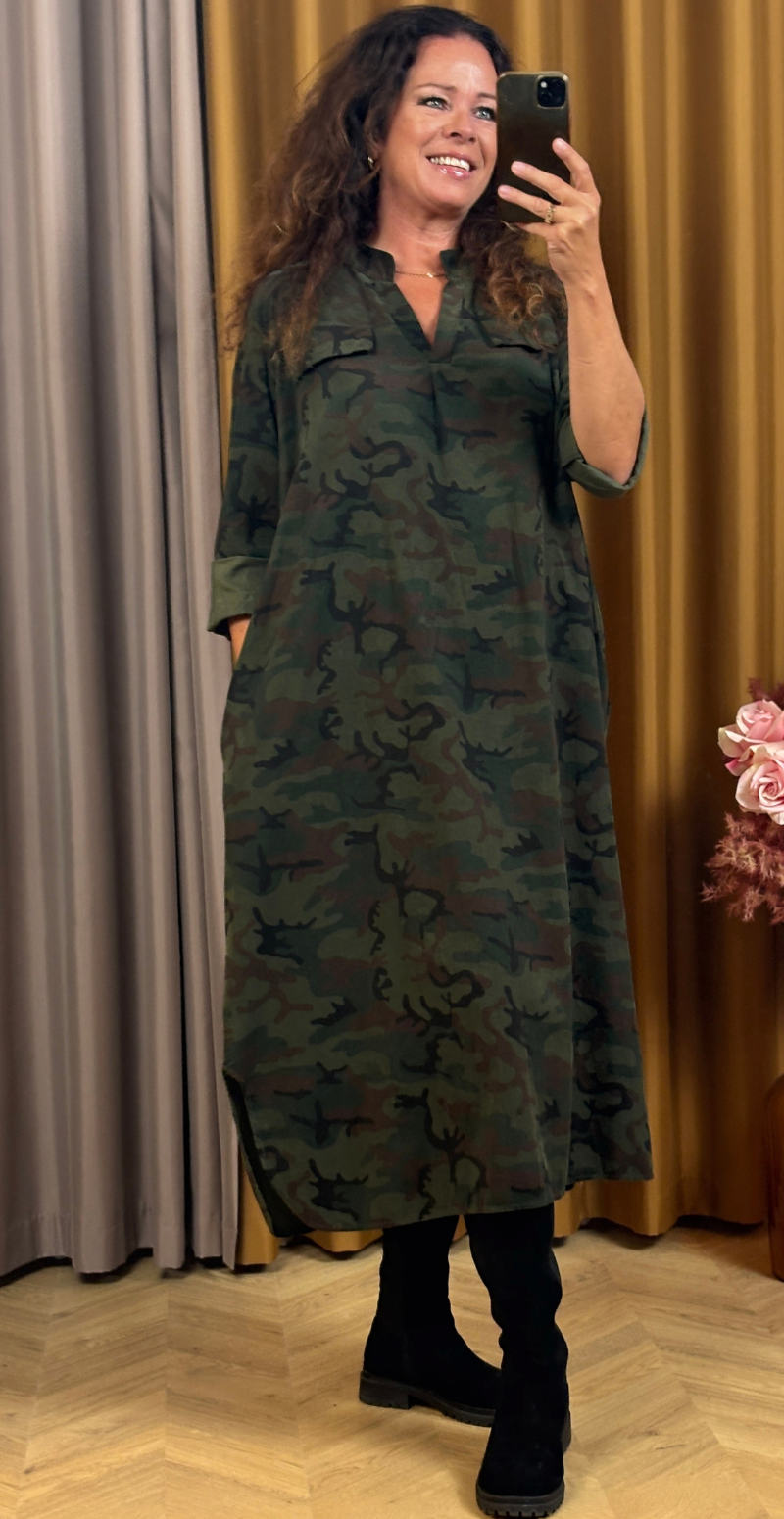 Augusta fløjlskjole med camouflage og lommer camouflage green LikeLondon