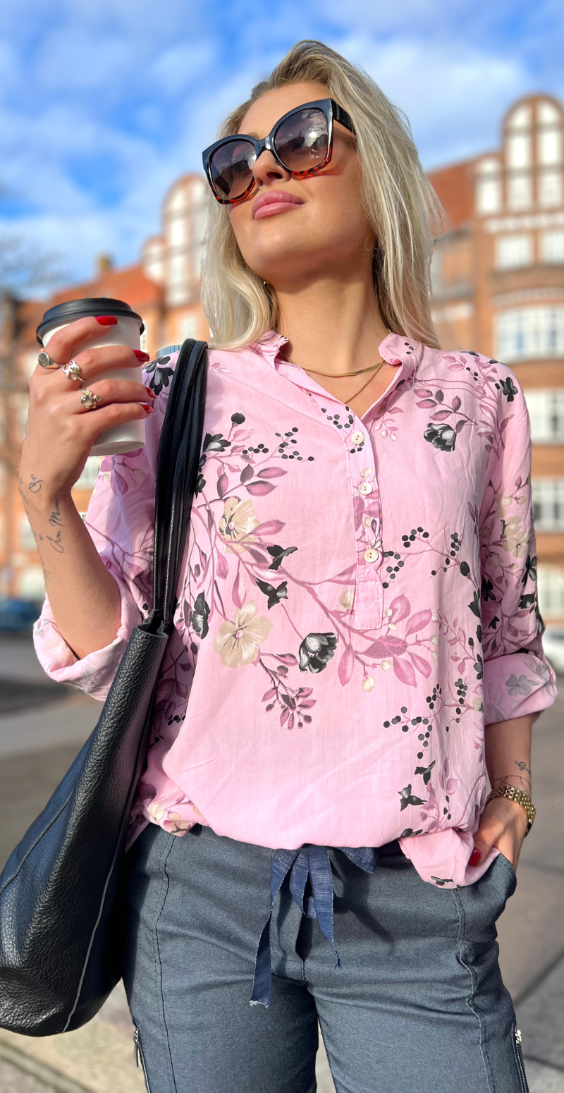 Fernanda skjortebluse med blomsterprint pink LikeLondon