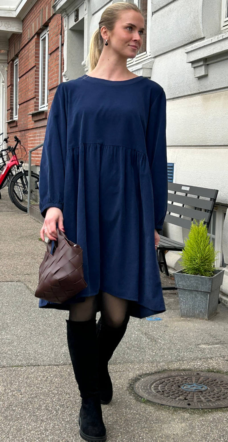 Ava fløjlskjole med ballonærmer navy LikeLondon