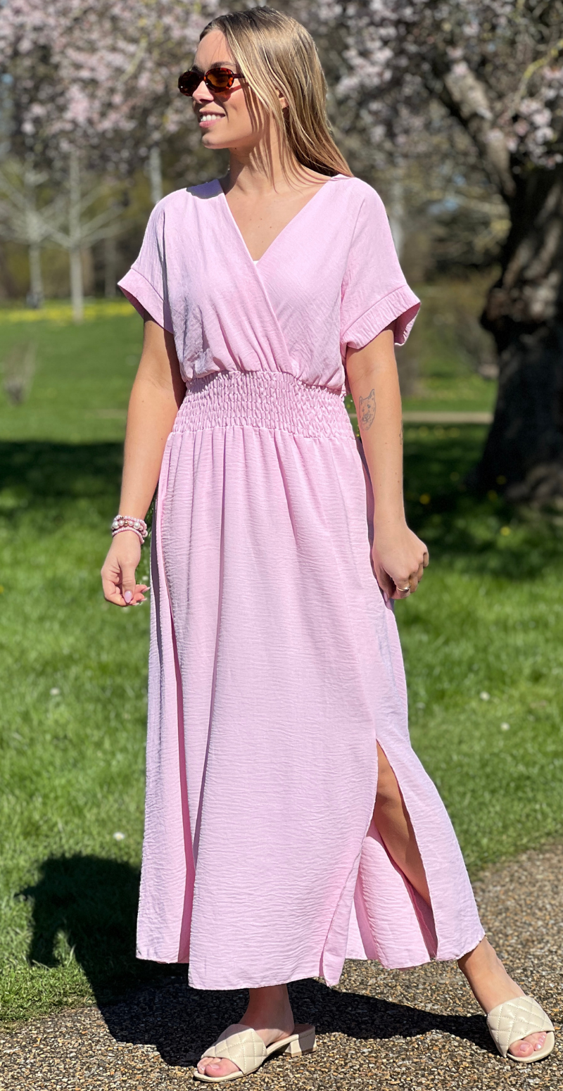 Dagny lang kjole med elastik i taljen og slids foran rosa LikeLondon