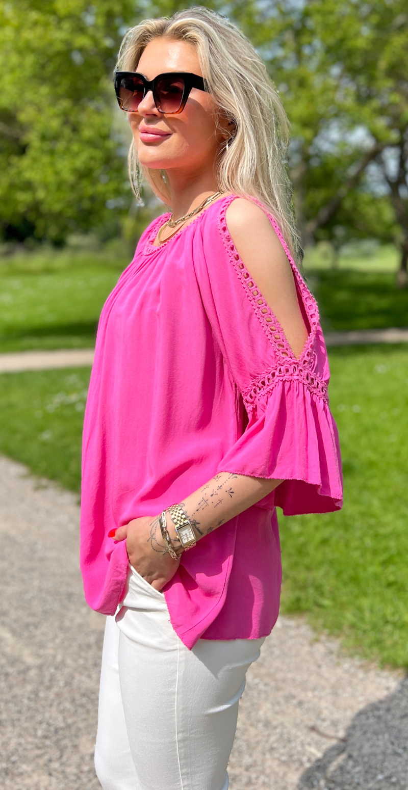 Arabella bluse med blondekanter og åben ved skulderen pink LikeLondon