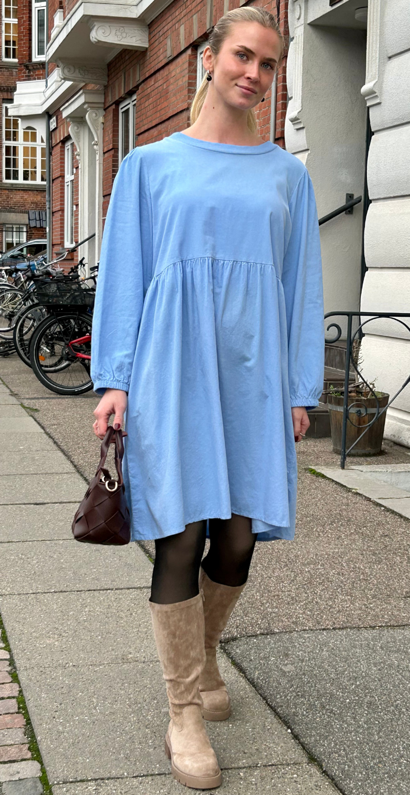 Ava fløjlskjole med ballonærmer sky LikeLondon