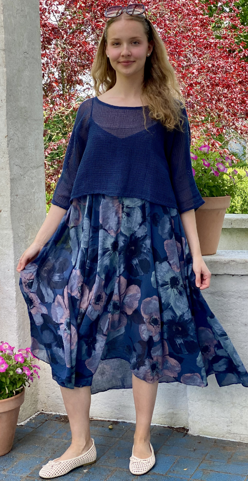 Ophelia kjole med blomsterprint og tynde stropper med tilhørende bluse navy LikeLondon