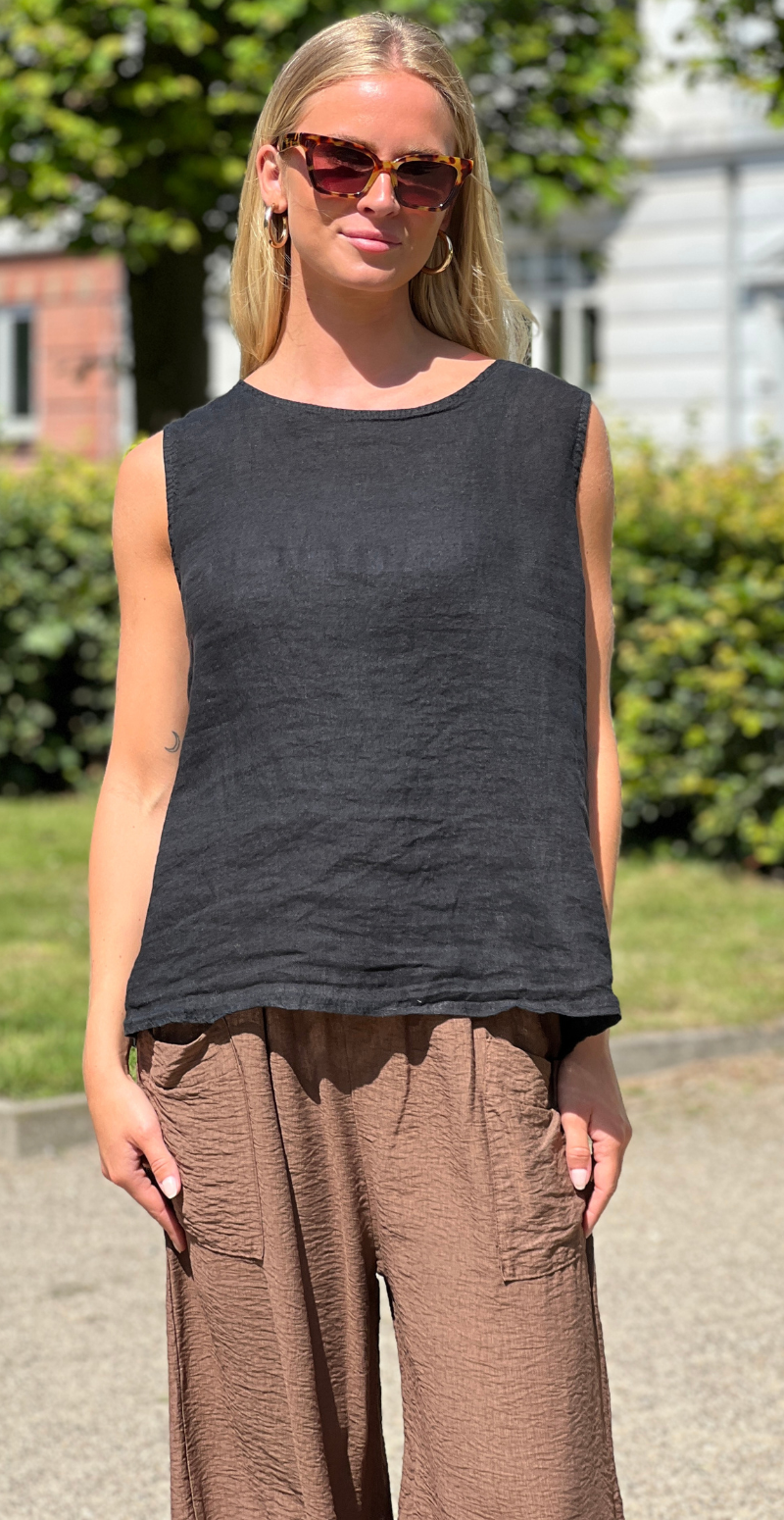 Evie hørbluse med knapper på ryggen sort LikeLondon