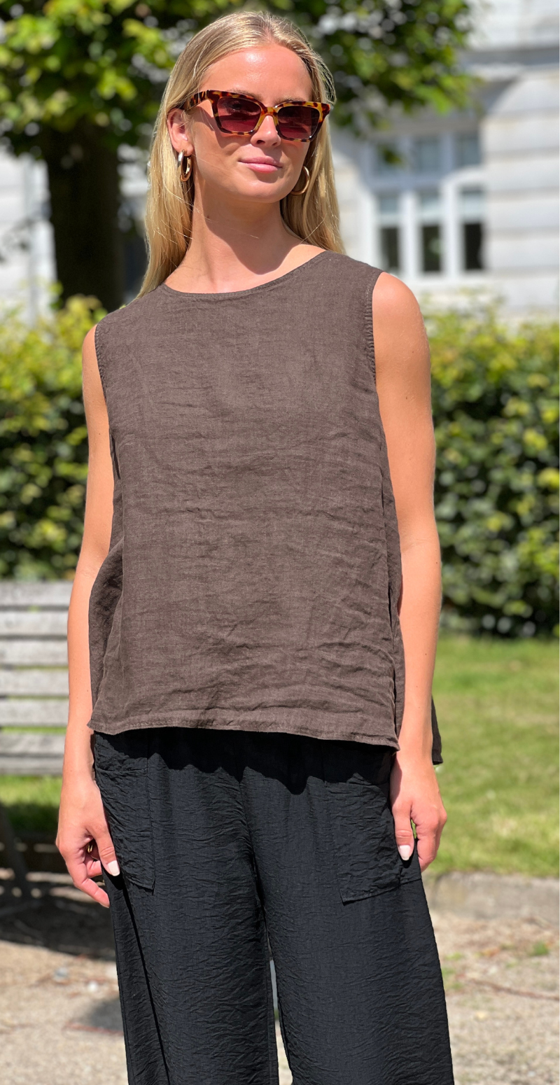Evie hørbluse med knapper på ryggen brun LikeLondon