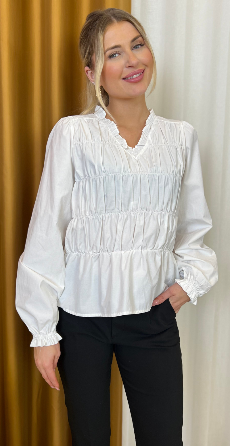 Celeste bluse med smock og v-hals hvid