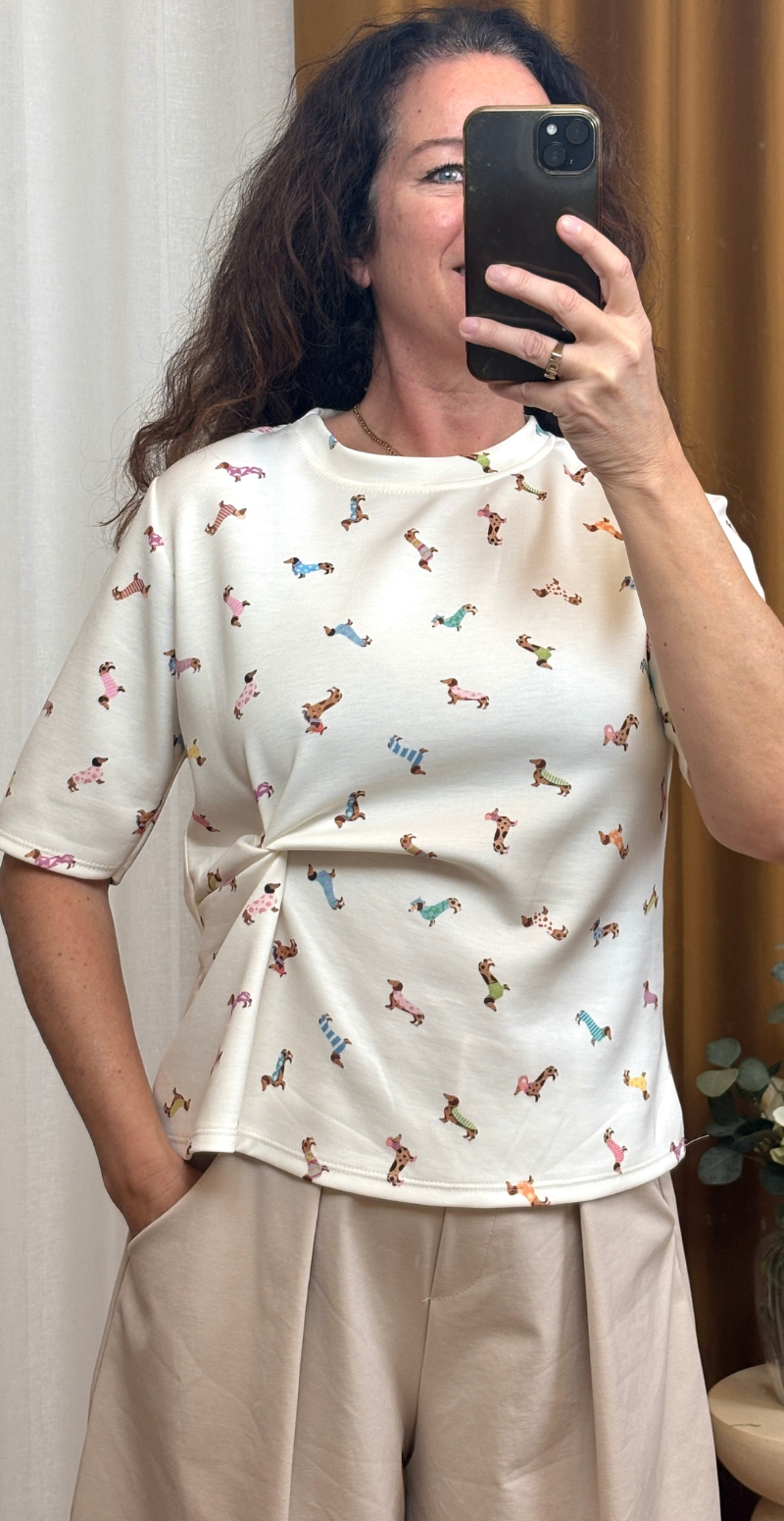 Forudbestil uge 11 Mya bluse med kort ærme og små hunde creme LikeLondon