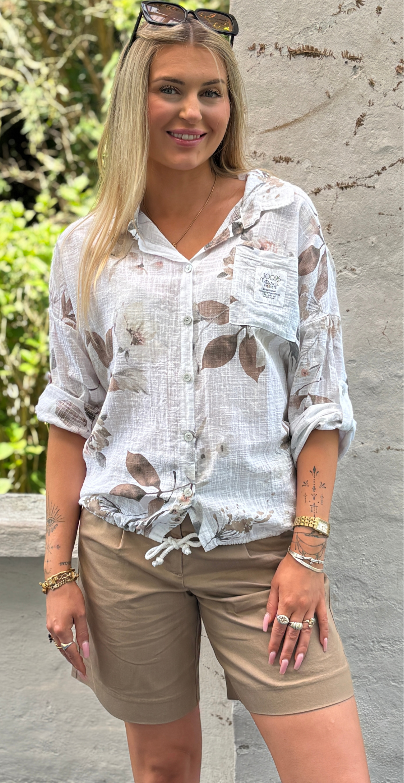 Birdie skjorte med blomsterprint og lille brystlomme hvid LikeLondon