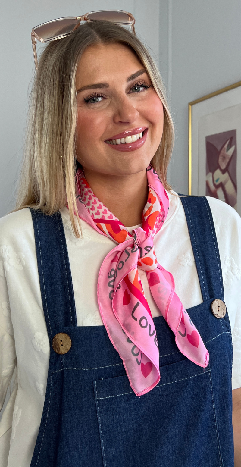 Tørklæde med "loveislove" og hjerter pink LikeLondon