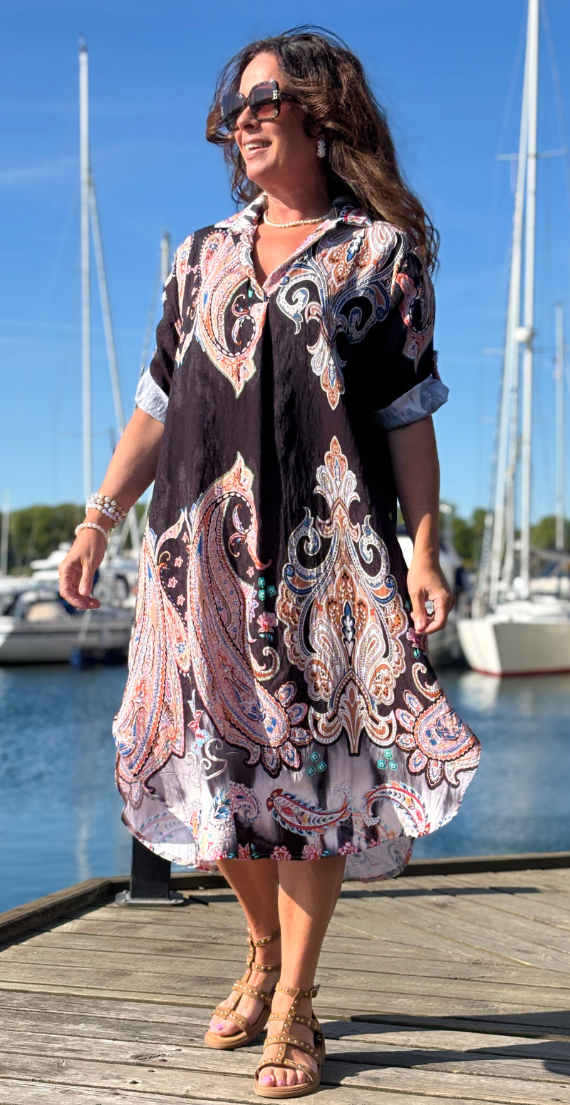 Nataline kjole med krave og paisley sort LikeLondon