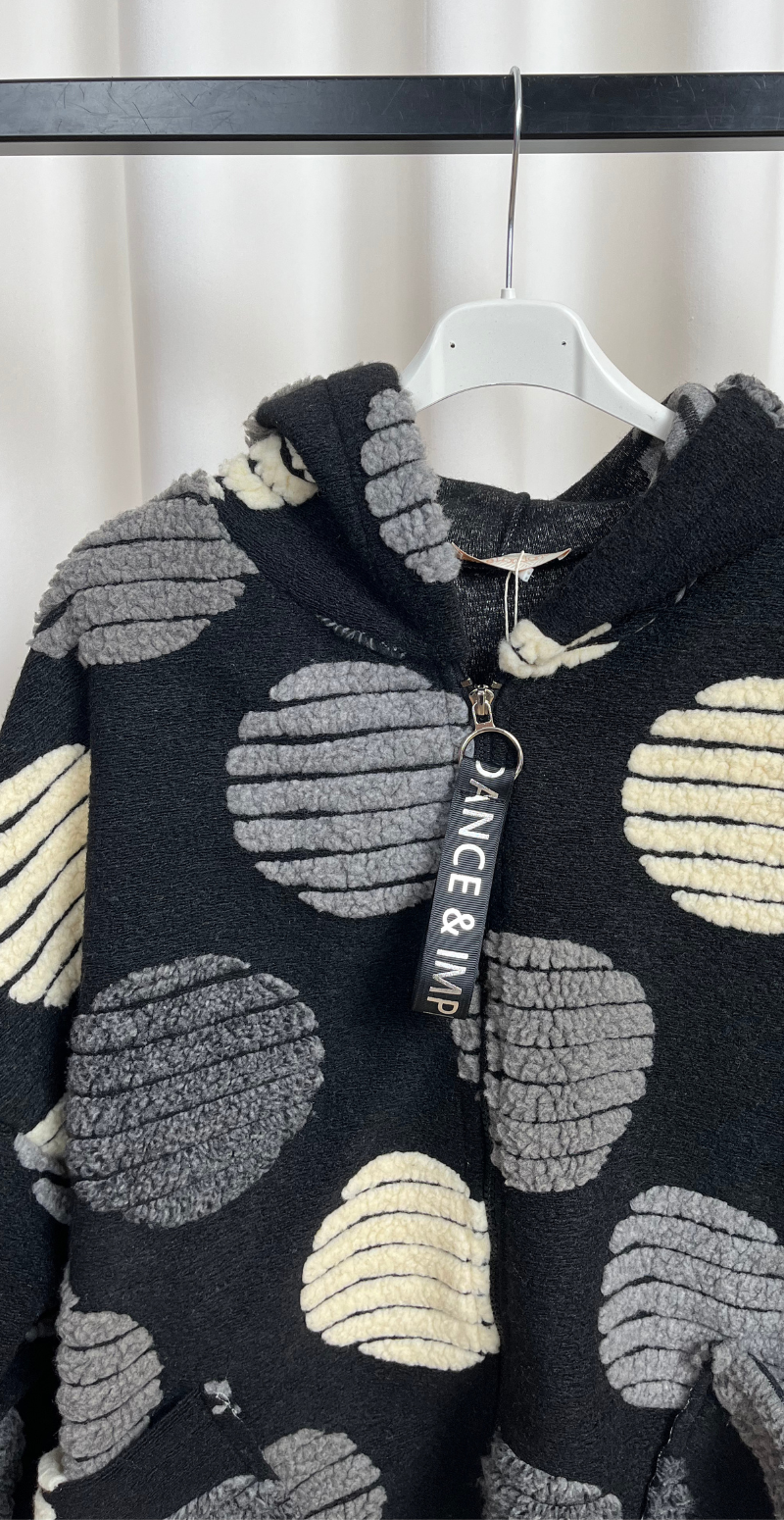 Freya uldjakke store prikker og lynlås sort LikeLondon