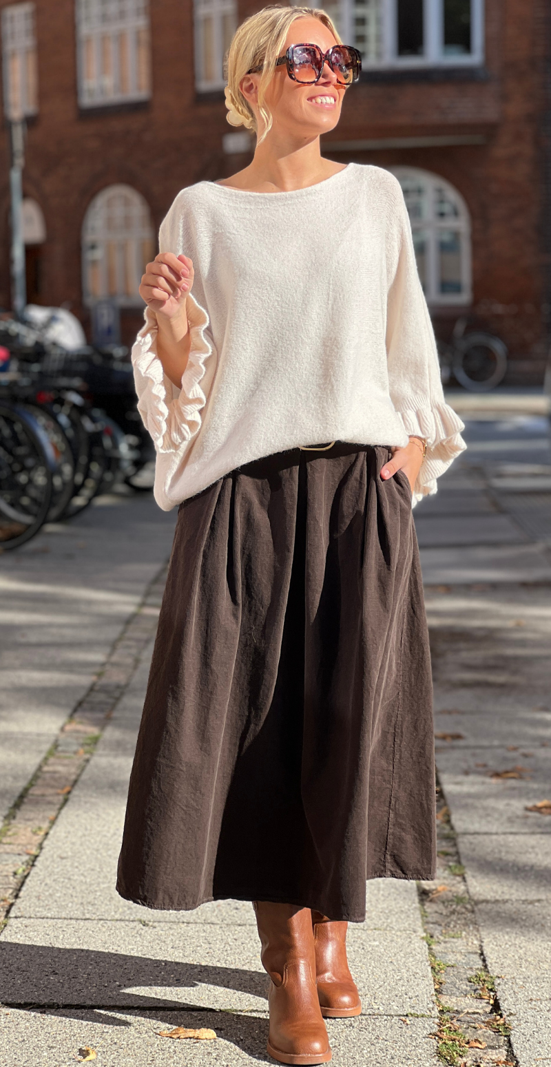 Louise strikbluse i baby alpaca med flæsedetaljer og 3/4 ærmer beige LikeLondon