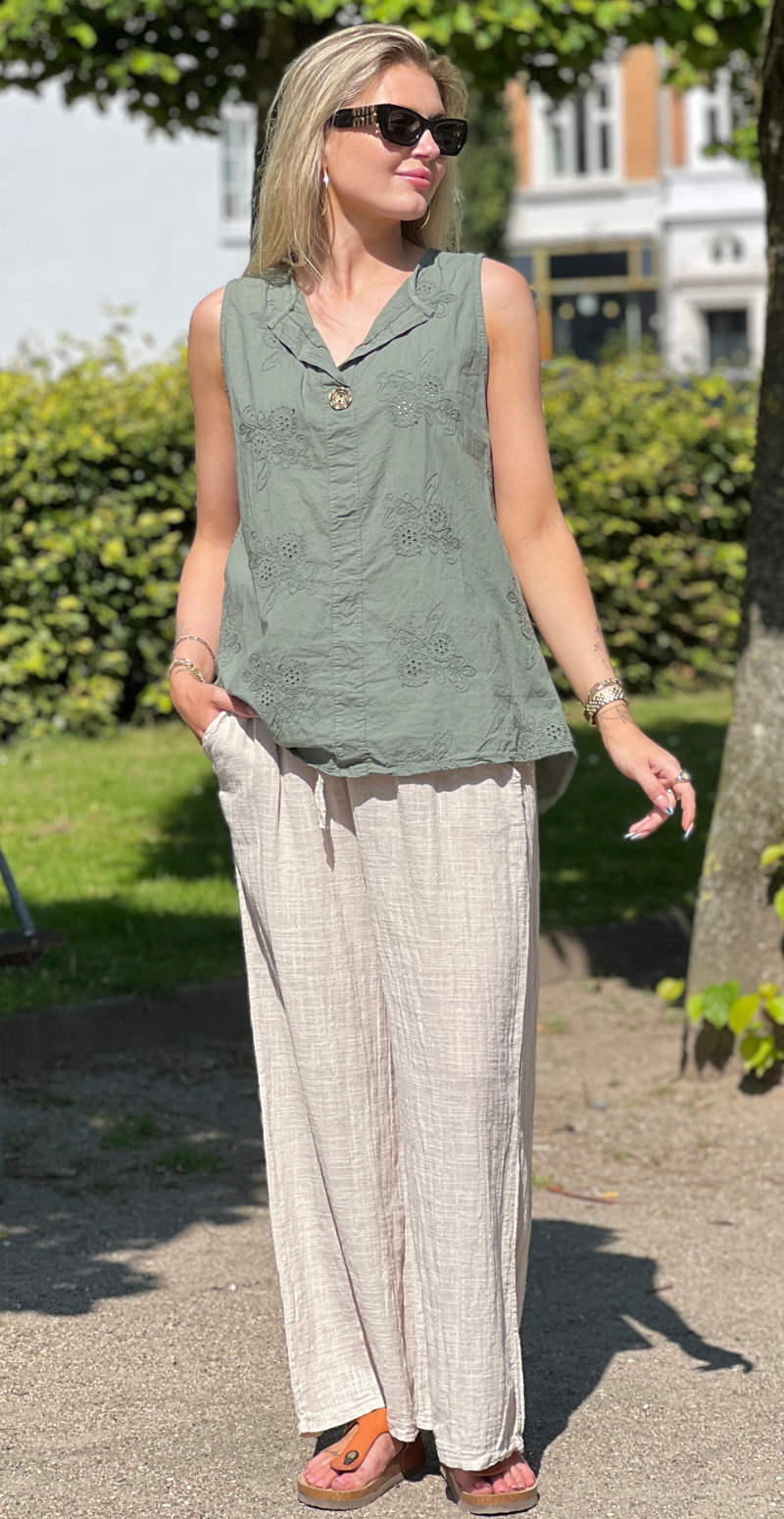 Vega ærmeløs bluse med broderi anglaise og bronzeknap khaki LikeLondon