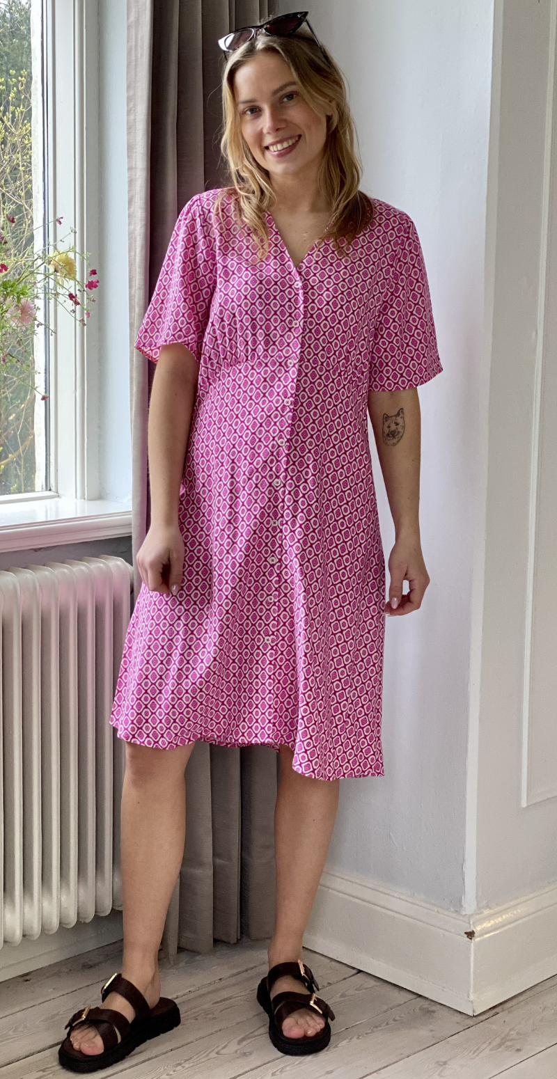 Joella kort kjole med v-hals raspberry rose medallion B.young