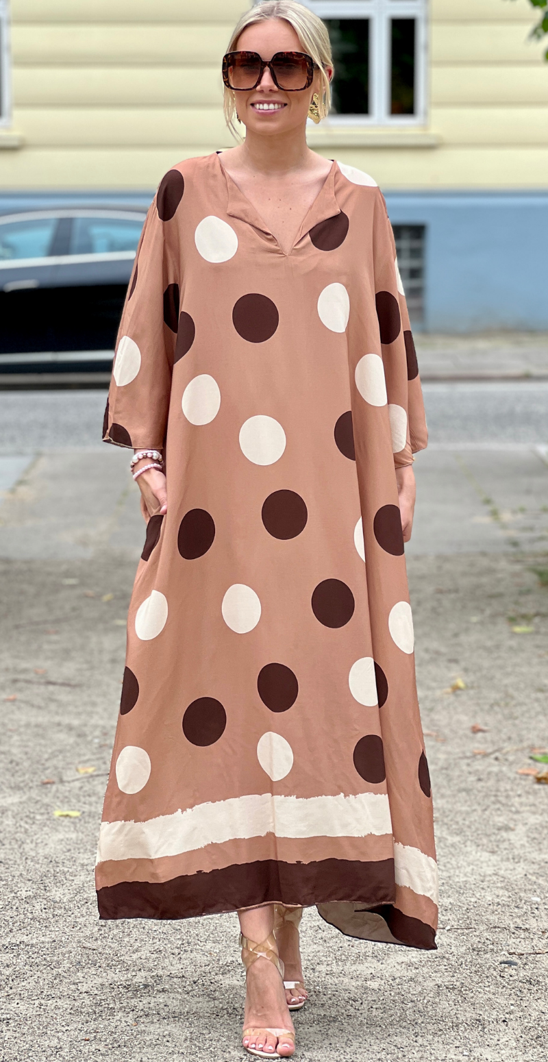 Effie lang kjole med store dots og lommer taupe LikeLondon