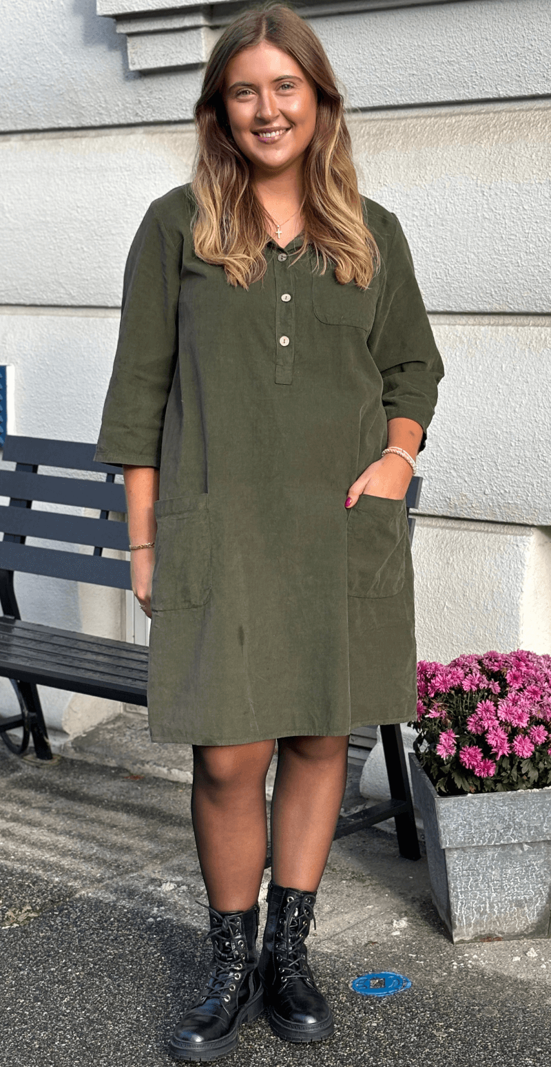 Patty kjole i fløjl med lommer military LikeLondon