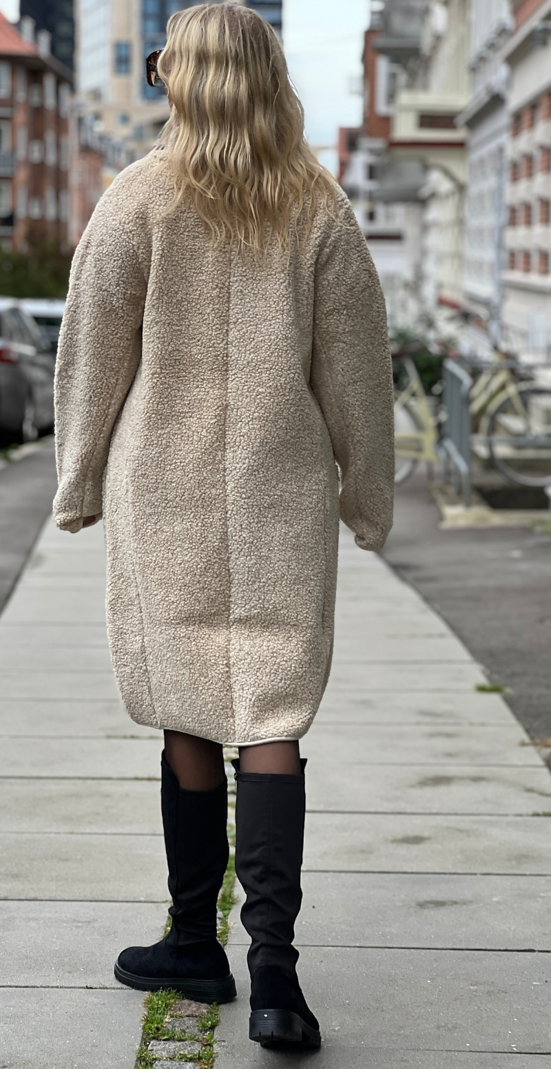 Patricia lang jakke i teddylook med lommer sand LikeLondon