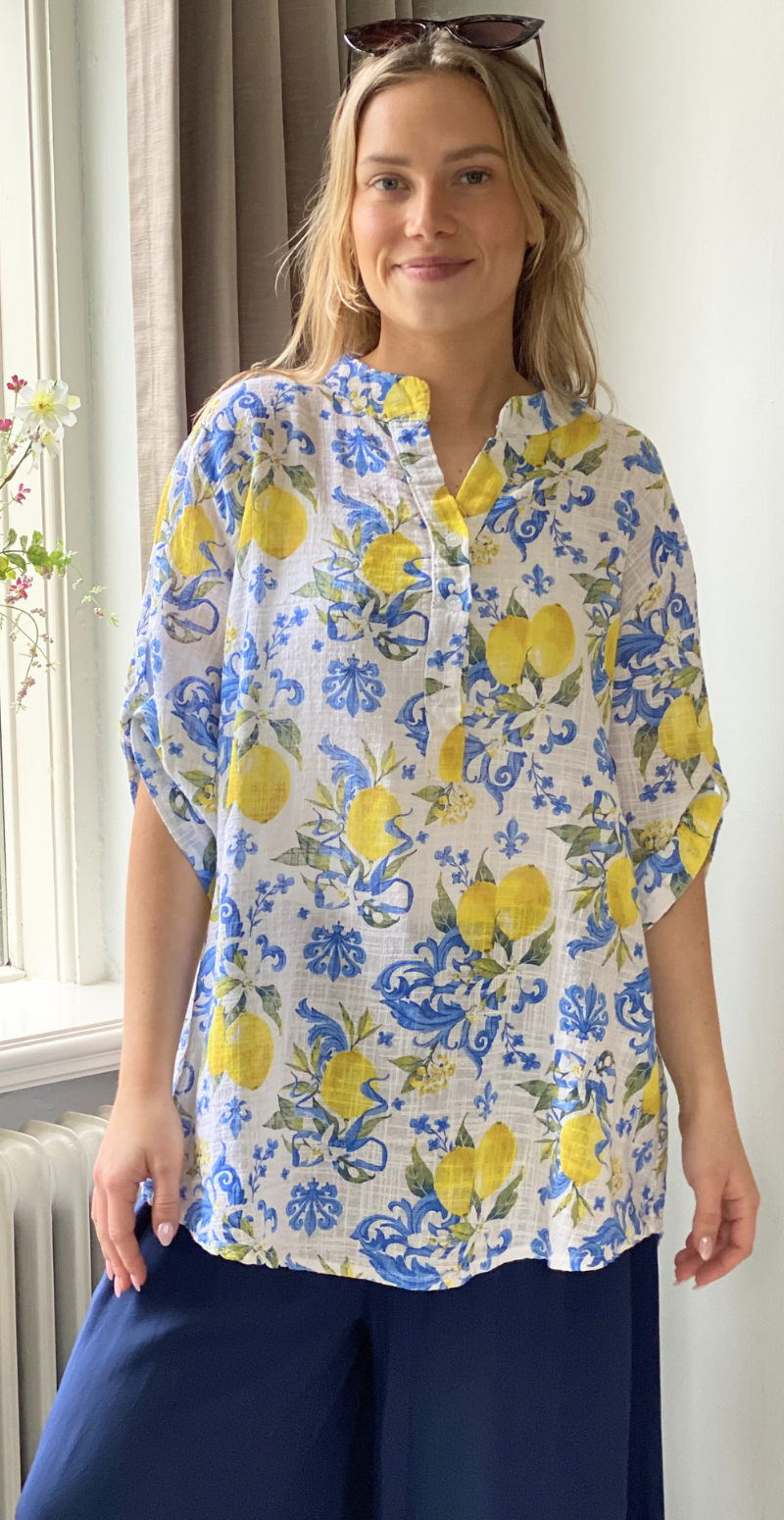 Rosella bluse med stolpelukning, citroner og blomster blå LikeLondon