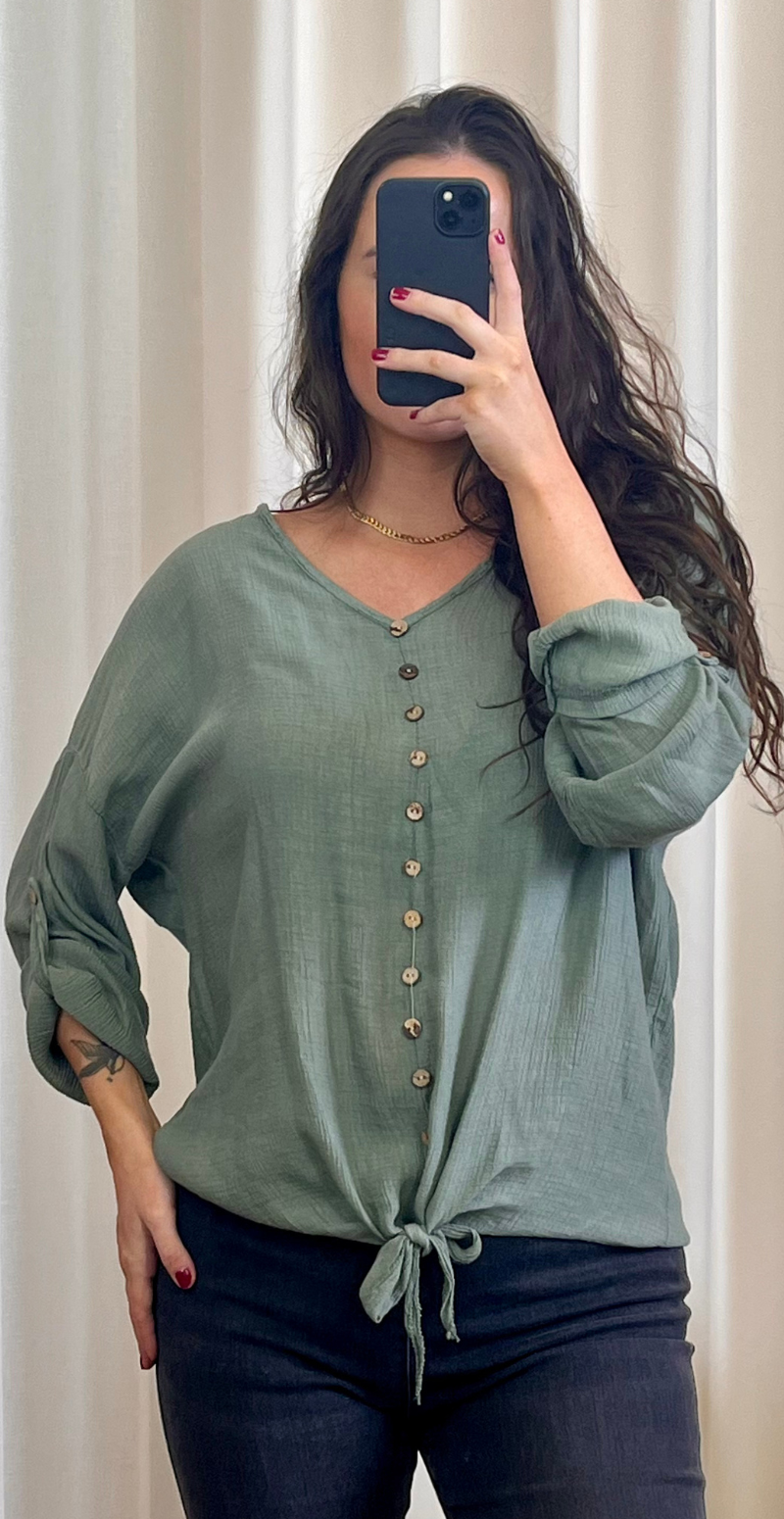 Mari bluse med knapper og bindedetalje khaki LikeLondon