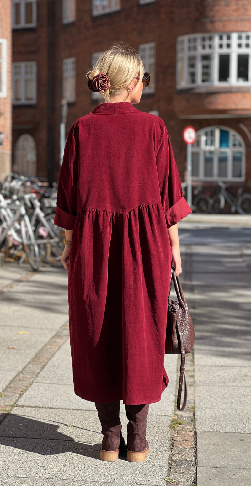 Benedikte fløjlskjole med rynker og knapper bordeaux LikeLondon