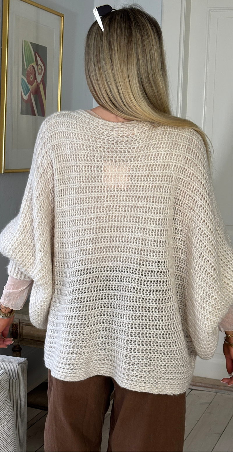 Erika uldstrik med flagermusærmer og rynkedetalje beige LikeLondon