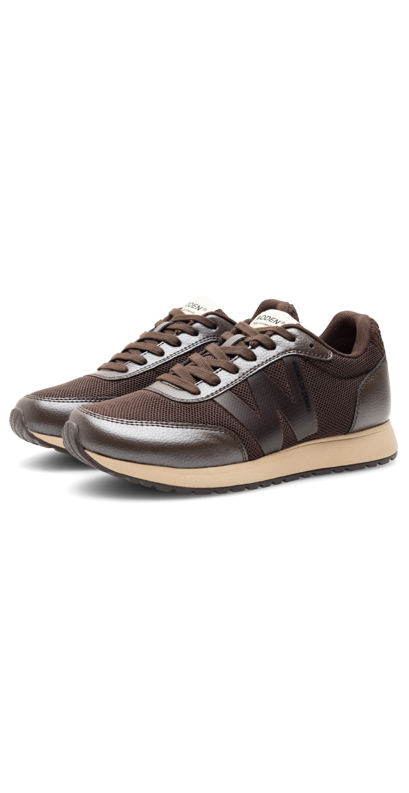 Sonja sneaker med "W" chocolate Woden
