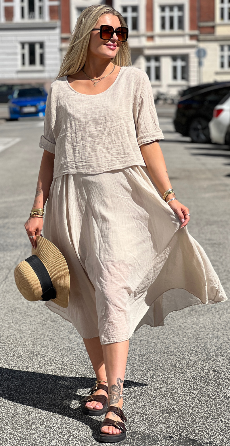 Frigg kjole med A-form og tynde stropper med tilhørende bluse beige LikeLondon