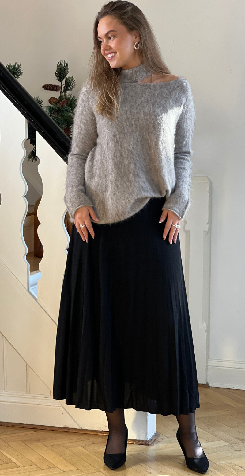 Suzan strikbluse med detalje ved skulderen taupe LikeLondon