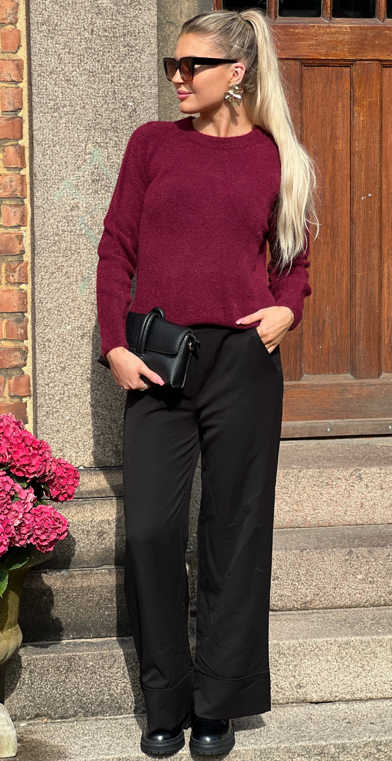 Antonia strikbluse med alpakauld og rund hals vino LikeLondon