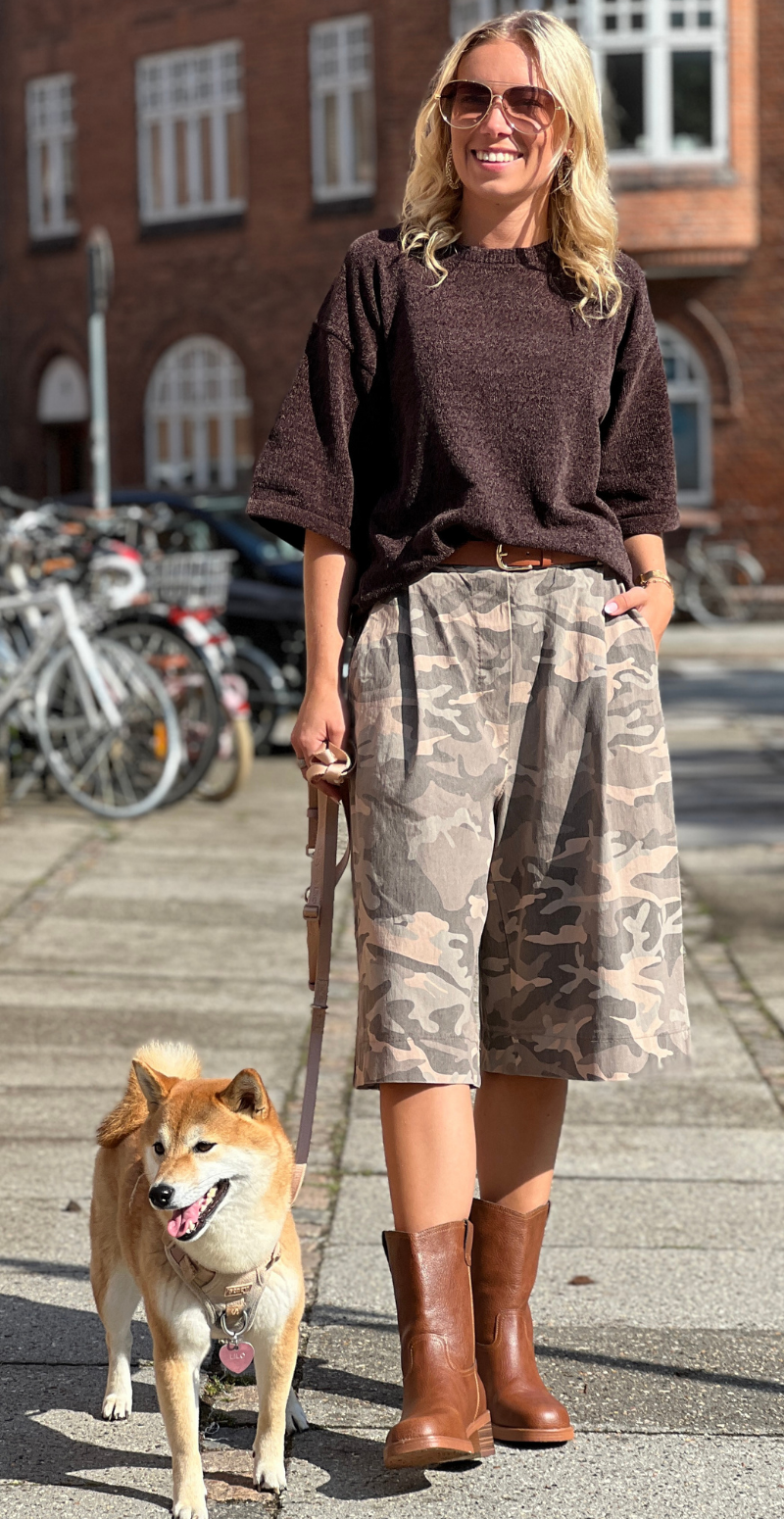 Emma bermuda shorts med camouflage og bælte fango LikeLondon