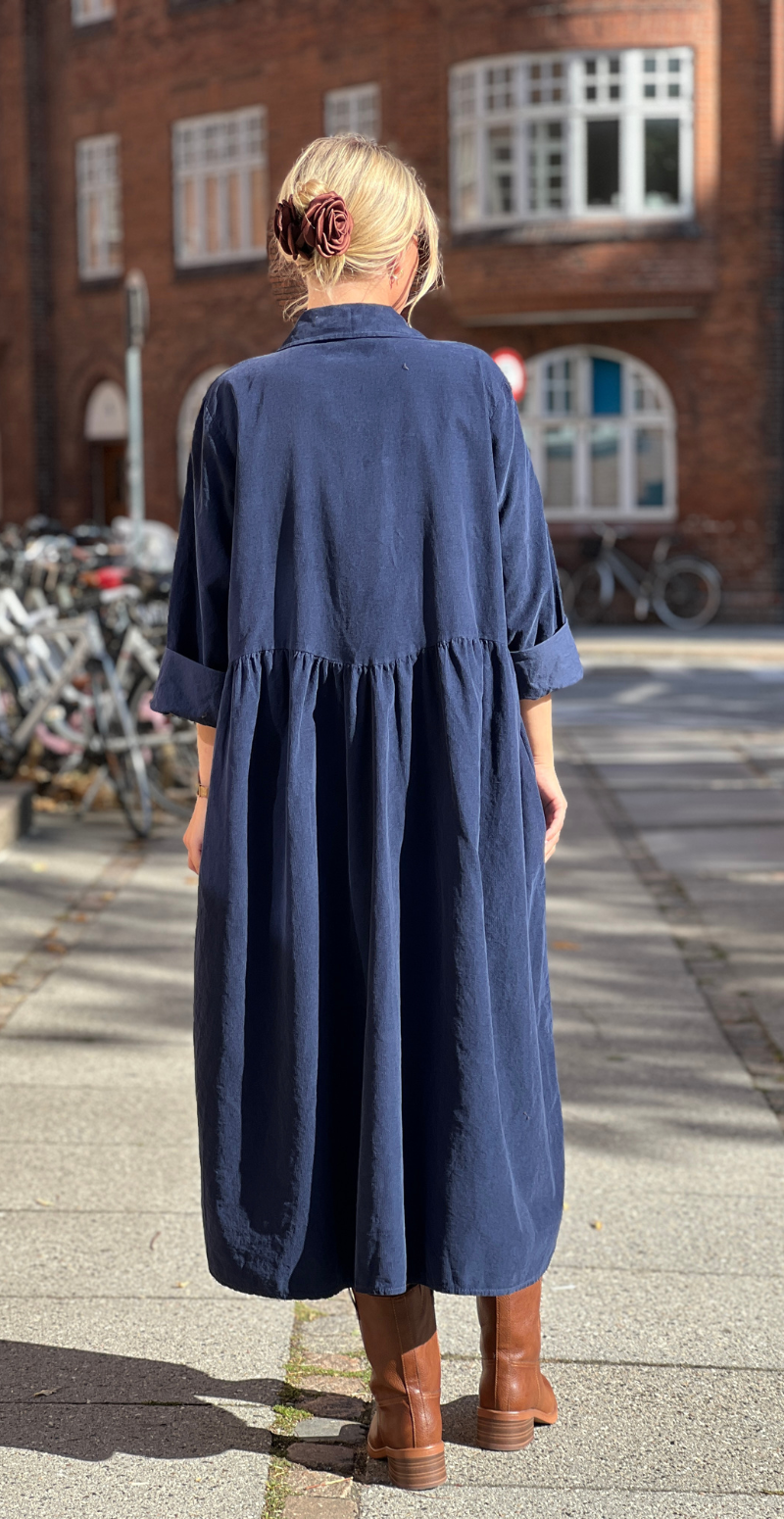 Benedikte fløjlskjole med rynker og knapper navy LikeLondon