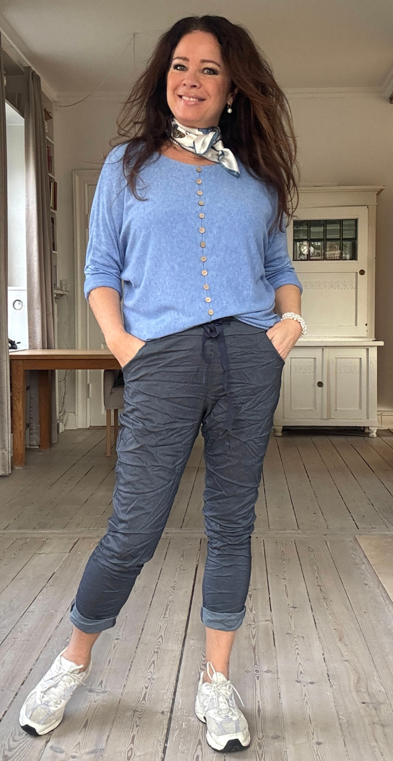 Josefine ensfarvet bluse med pynteknapper blue Likelondon