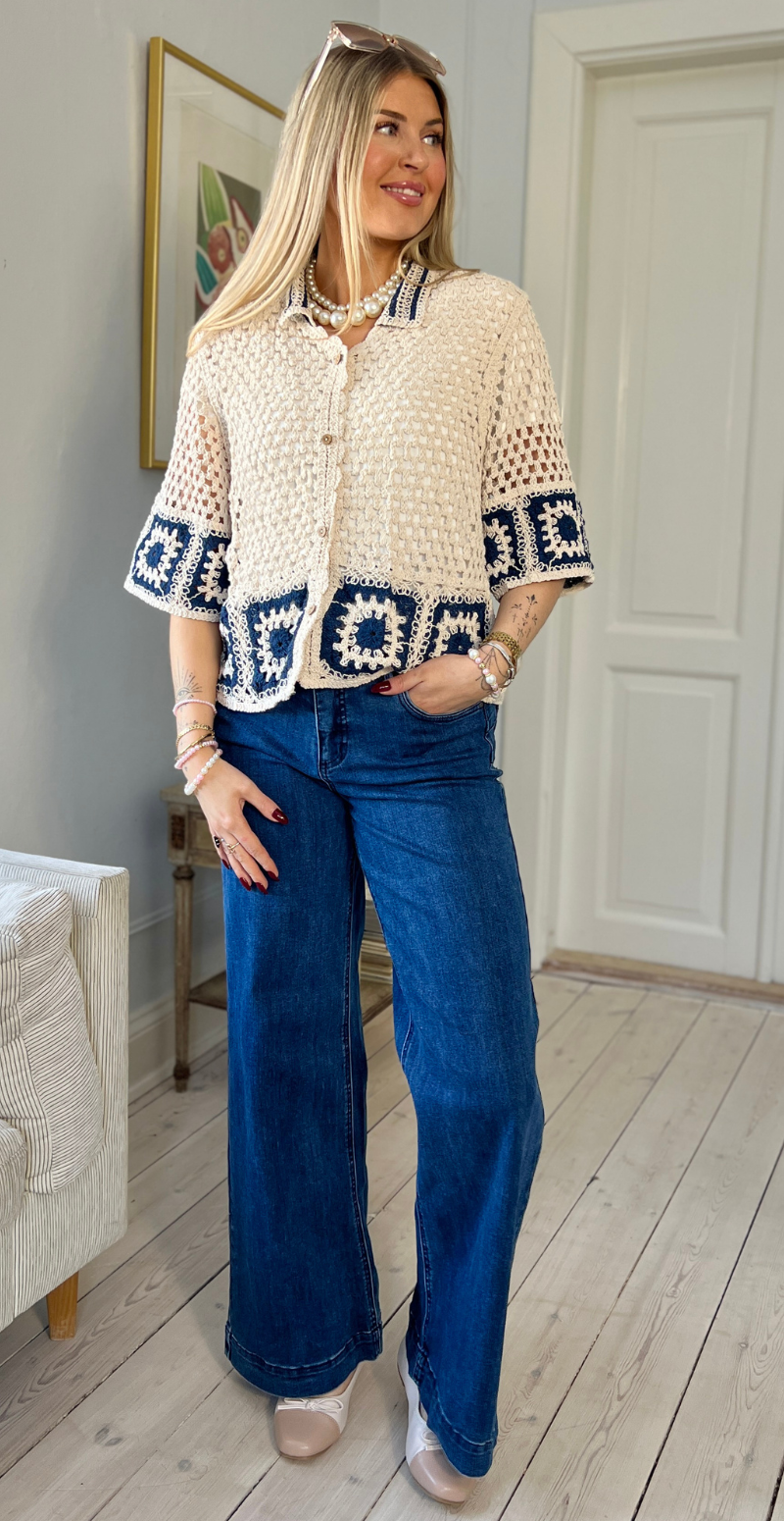 Essa kortærmet cardigan i crochet med krave beige/navy LikeLondon