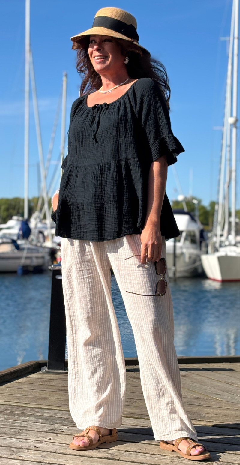 Forudbestil uge 21 Marilyn bluse med bred halsudskæring og bindebånd sort LikeLondon