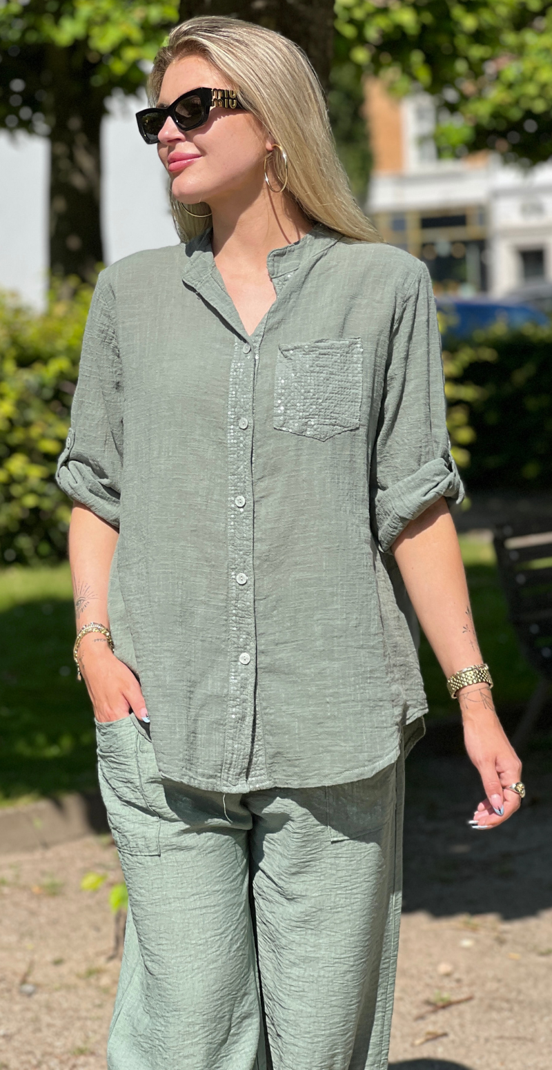 Karla ensfarvet bluse med pailletdetaljer khaki LikeLondon