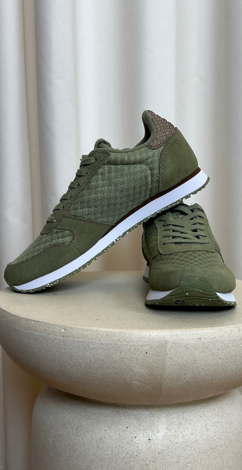 Sneakers med snørebånd og skind i Dusty Olive