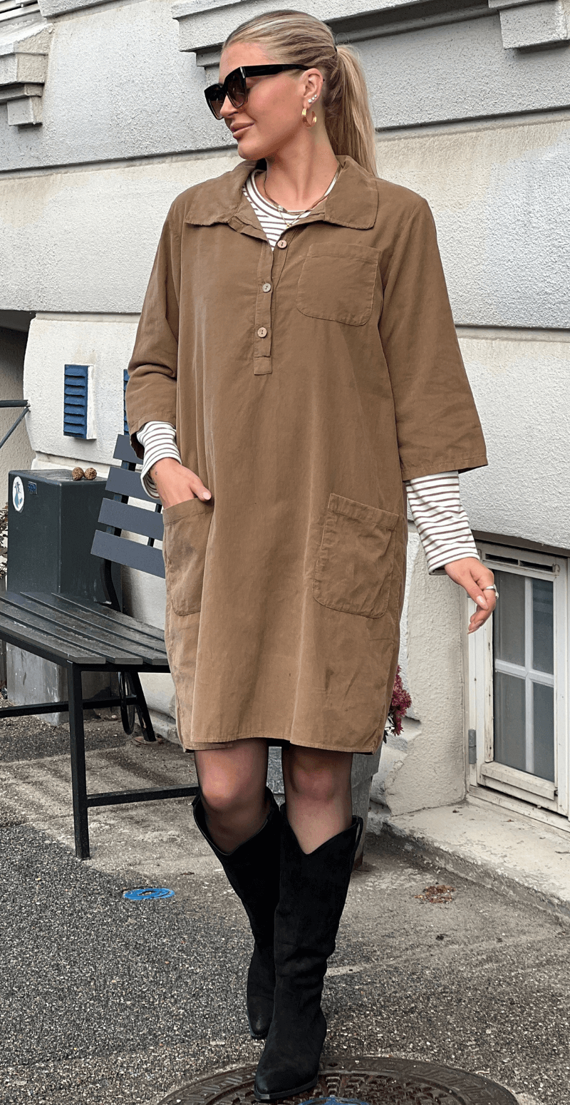 Patty kjole i fløjl med lommer camel LikeLondon