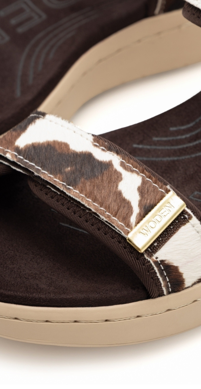 Line sandal med velcro og cow print Woden