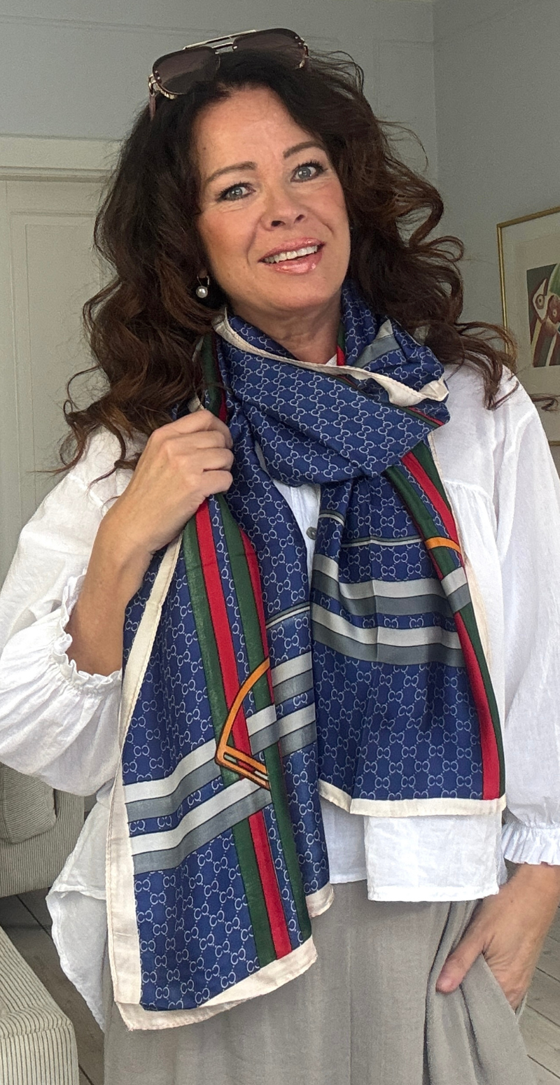 Silketørklæde med cc print og spænder navy LikeLondon