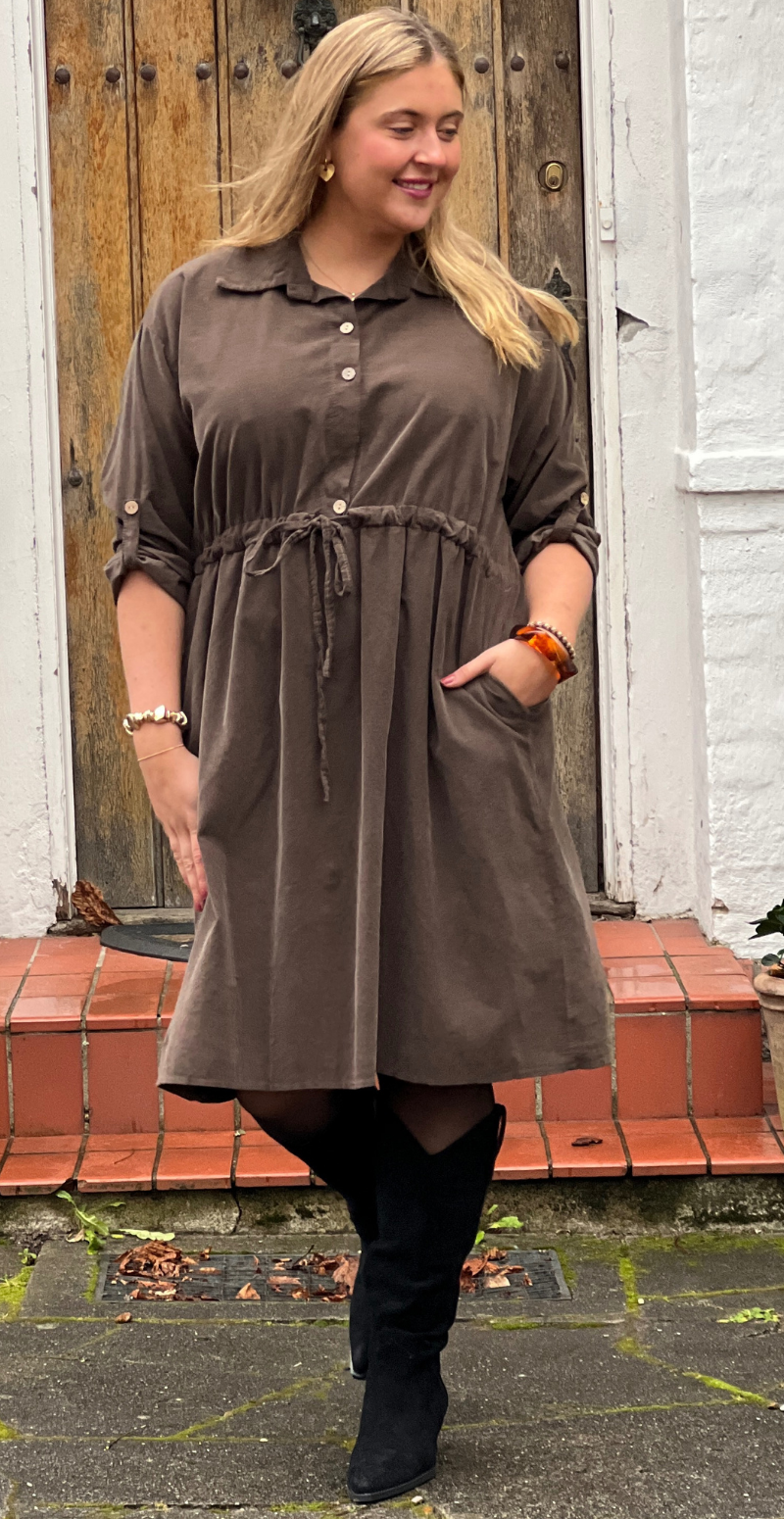 Silvia fløjlskjole med snøre i taljen brun LikeLondon