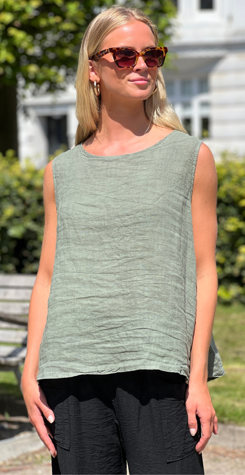 Evie hørbluse med knapper på ryggen khaki LikeLondon