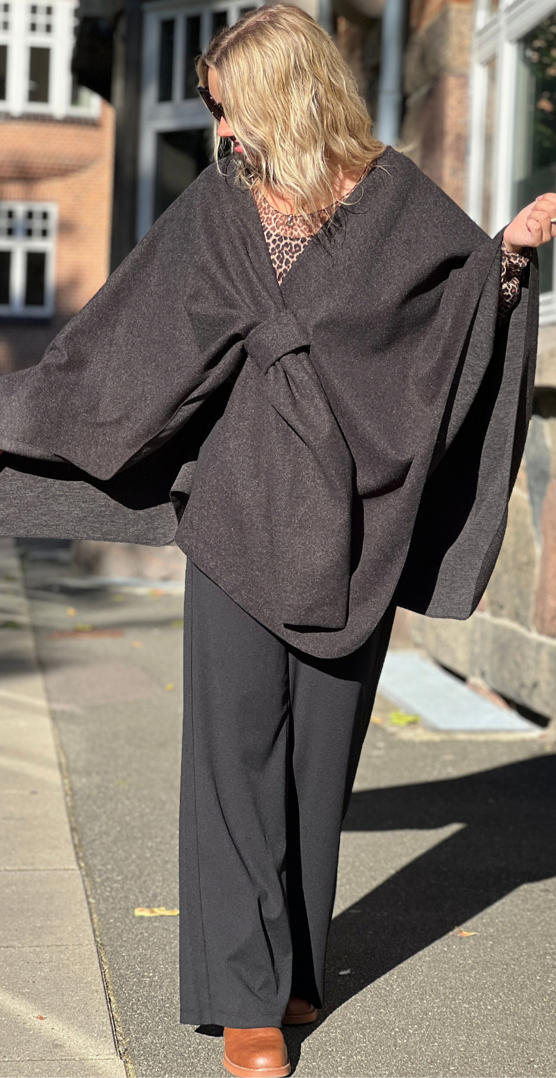 Aya poncho med knudedetalje og flagermusærmer sort LikeLondon