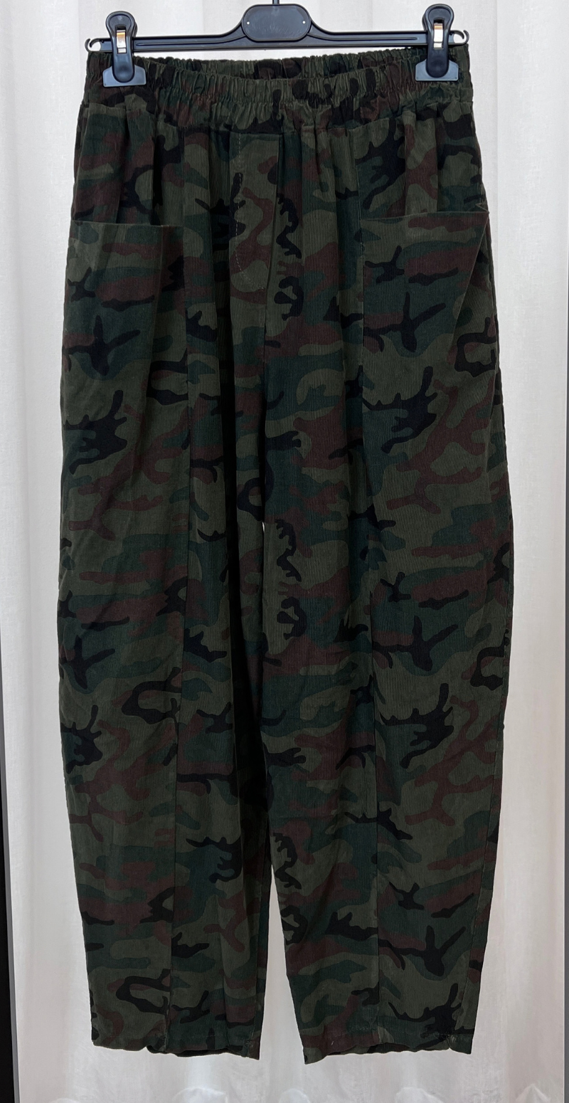 Nella fløjlsbukser med lommer foran og elastik i taljen camouflage green LikeLondon