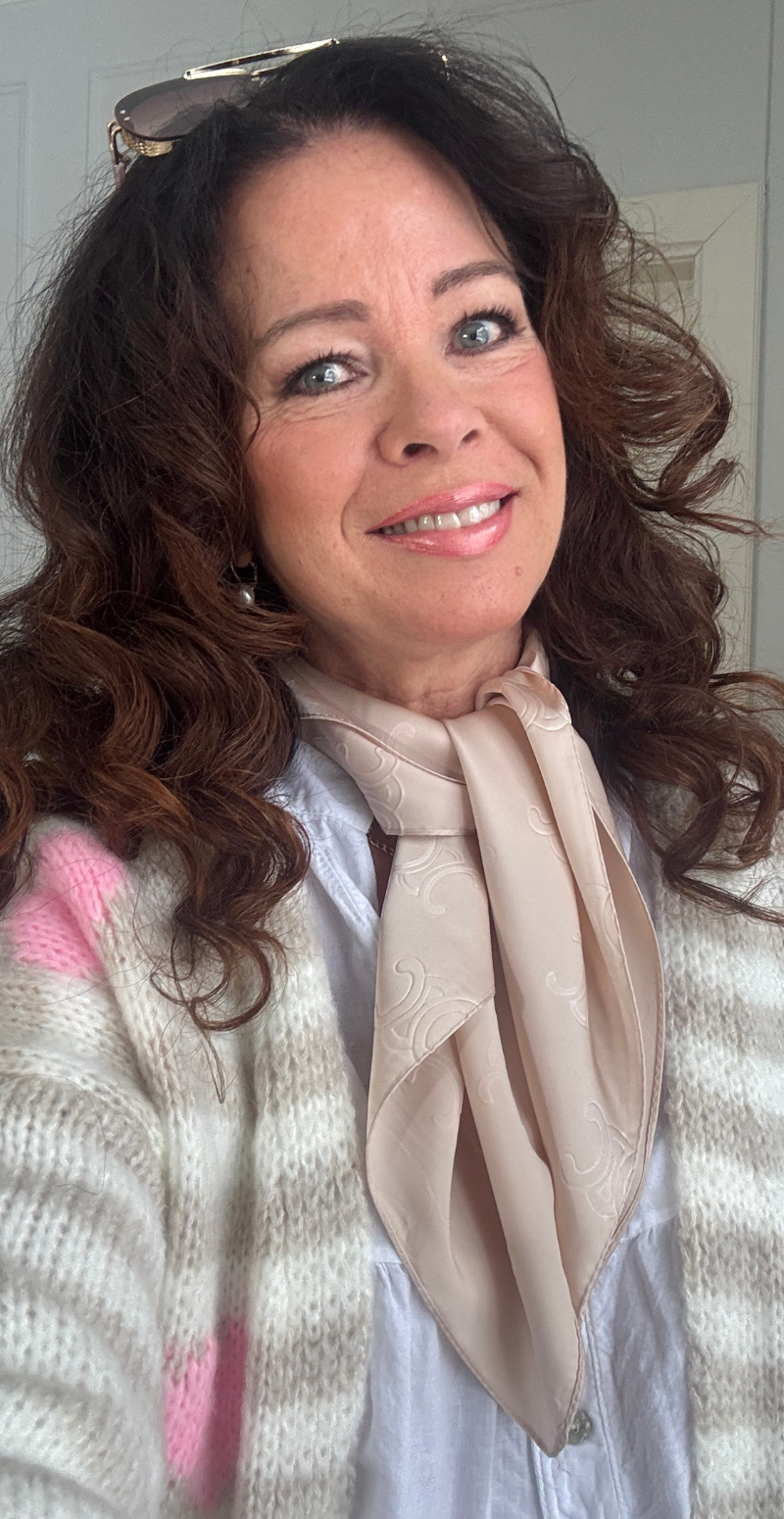 Silketørklæde med monogram mønster creme LikeLondon