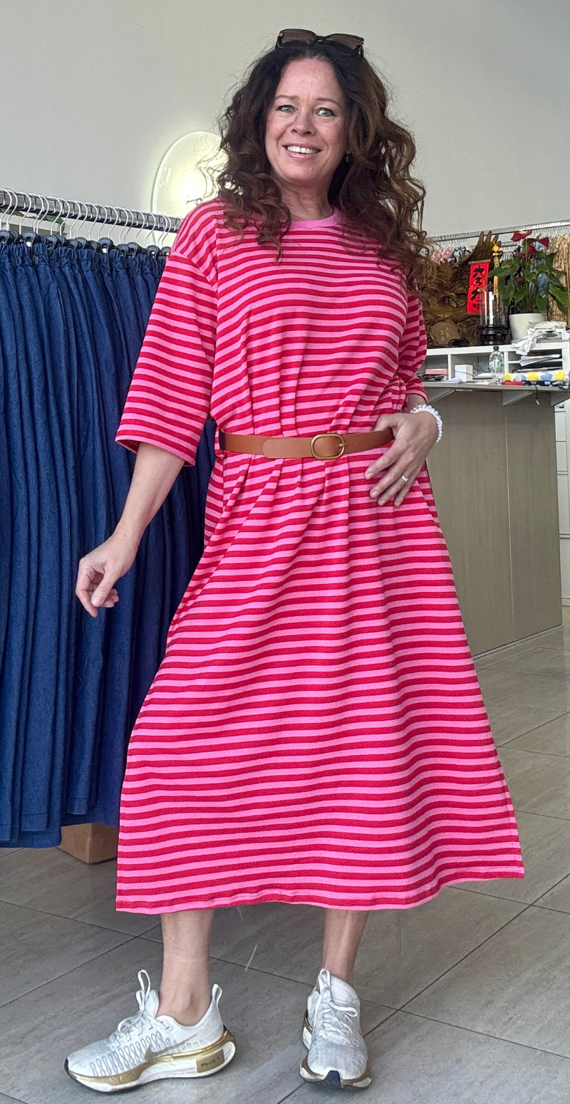 Zenia kjole med striber i pink/rød LikeLondon