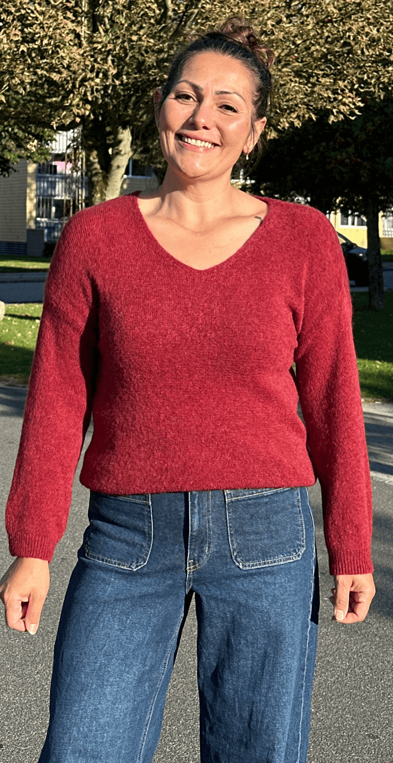 Cara uld strik med V-hals bordeaux LikeLondon By Christina