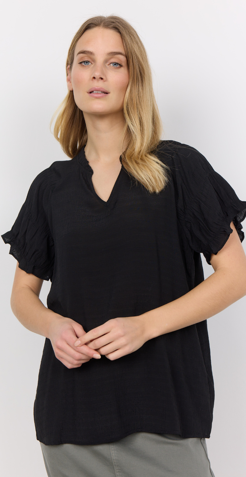 Feminin bluse med flæsedetaljer sort