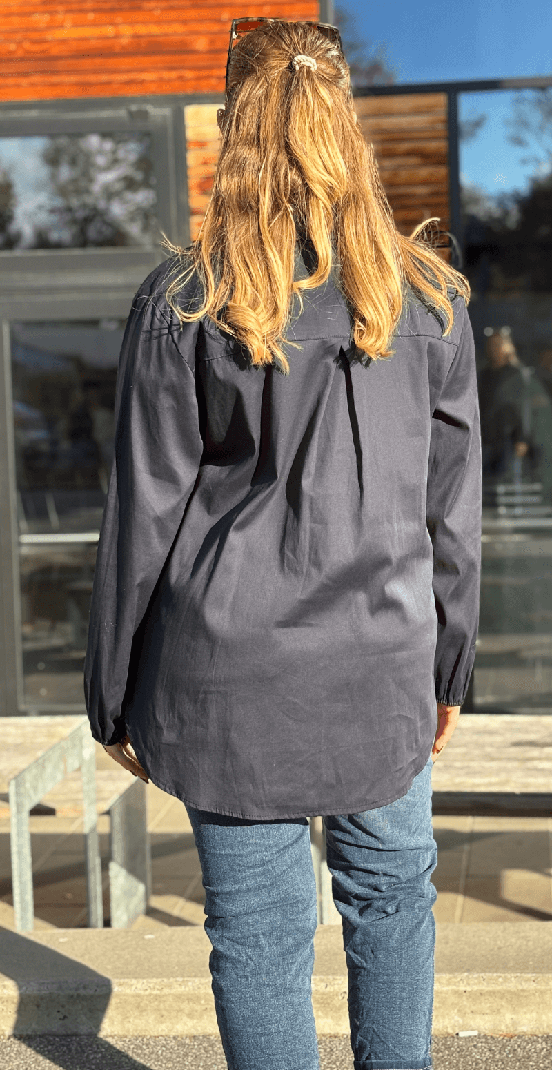 Milly skjorte med knapper og længde bagpå navy LikeLondon