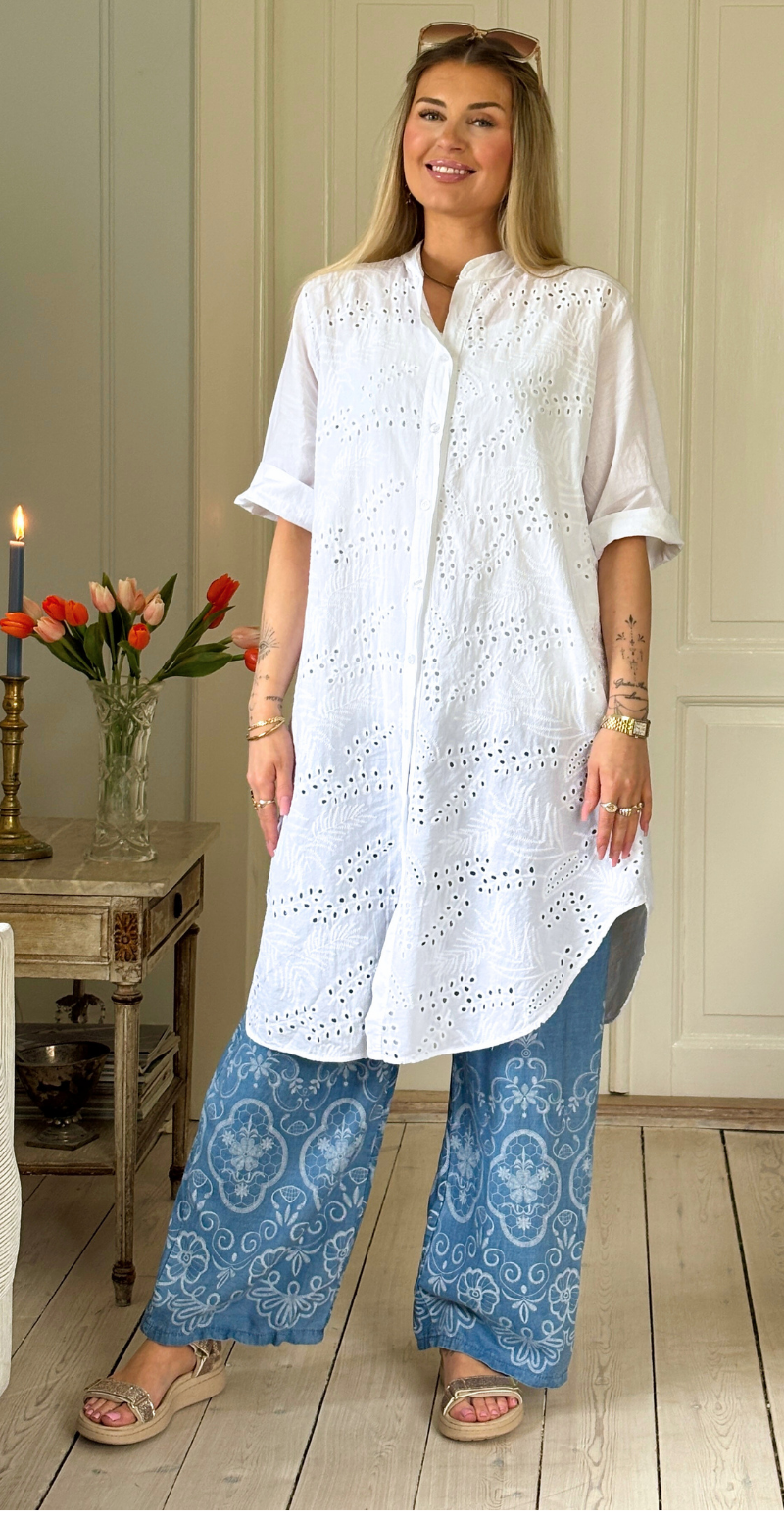 Amy kjole-tunika med knapper og broderi anglaise hvid LikeLondon