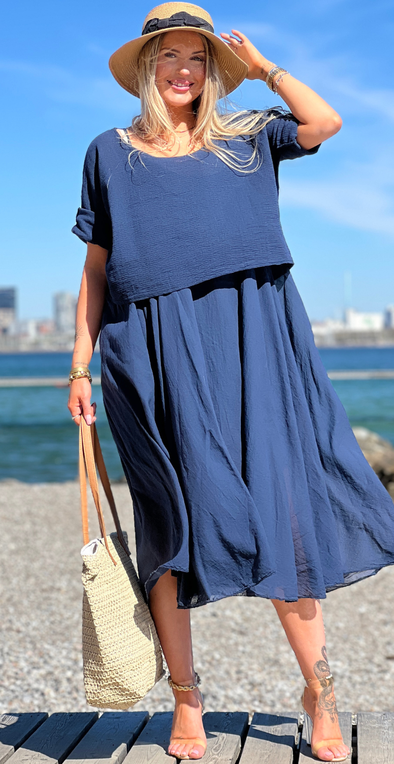 Frigg kjole med A-form og tynde stropper med tilhørende bluse navy LikeLondon